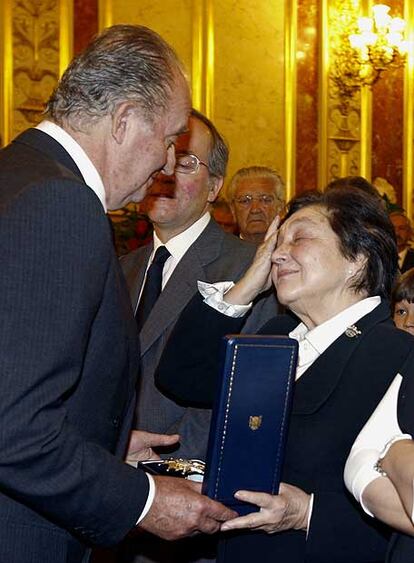 El Rey le concede a la viuda de Leopoldo Calvo-Sotelo, Pilar Ibáñez-Martín, la Orden de Carlos III;