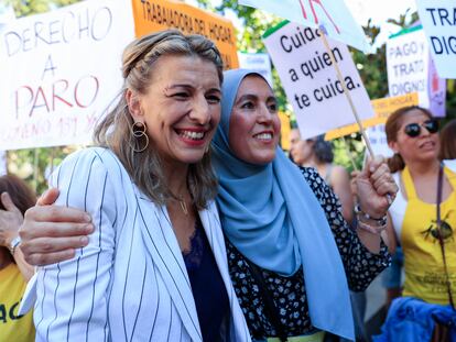 La ministra de Trabajo, Yolanda Díaz (a la izquierda), asiste a la concentración convocada este jueves en Madrid por los colectivos de trabajadoras del hogar y cuidados y el movimiento feminista frente al Congreso de los Diputados.