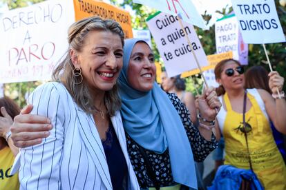 La ministra de Trabajo, Yolanda Díaz (a la izquierda), asiste a la concentración convocada este jueves en Madrid por los colectivos de trabajadoras del hogar y cuidados y el movimiento feminista frente al Congreso de los Diputados.