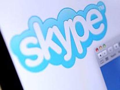 Monitor con los logotipos de Skype y Facebook