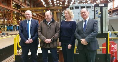 De izda. a dcha. Jonh Wood, CEO de Harland & Wolff, el secretario de Defensa británico, Ben Wallace, la CEO de BMT, Sarah Kenny y el director de Construcción Naval de Navantia, Agustín Álvarez.