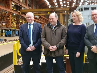 De izda. a dcha. Jonh Wood, CEO de Harland & Wolff, el secretario de Defensa británico, Ben Wallace, la CEO de BMT, Sarah Kenny y el director de Construcción Naval de Navantia, Agustín Álvarez.