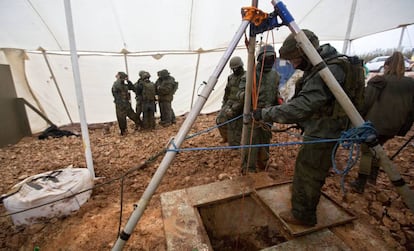 Soldados israelíes, en el final de un túnel que conecta con Líbano, a finales del pasado diciembre.