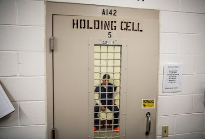 Un hombre dentro de una celda en el Centro de Detención de Stewart (Estado de Georgia), en noviembre de 2019.