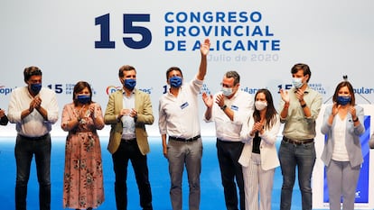 Carlos Mazón, con la mano alzada. A su izquierda, el presidente del PP, Pablo Casado e Isabel Bonig en el congreso de Alicante.