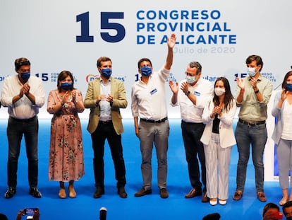 Carlos Mazón, con la mano alzada. A su izquierda, el presidente del PP, Pablo Casado e Isabel Bonig en el congreso de Alicante.