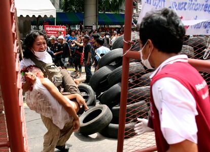 Un manifestante traslada a un compañero tras recibir un disparo en la cabeza.