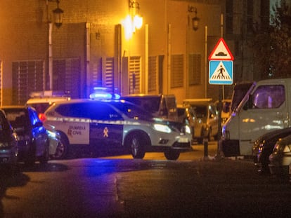 Un coche de la Guardia Civil vigila las inmediaciones de la vivienda donde han aparecidos muertos un hombre y una mujer por arma de fuego en Albuñol, Granada.