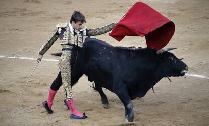 El novillero Andy Younes, durante la faena a su primero.