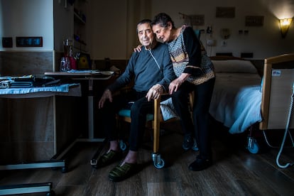 Carlos Gómez, con fibrosis quística, en la Unidad de Cuidados Paliativos del Centro Asistencial San Camilo, en Tres Cantos, junto a su mujer, Loli Padilla.