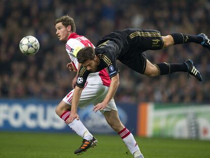Vertonghen se lleva el balón ante Xabi Alonso.