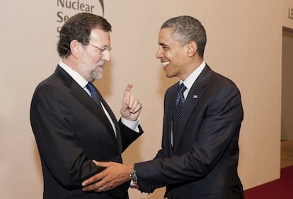 Foto cedida hoy, 27 de marzo de 2012, por la Presidencia del Gobierno del saludo entre el presidente del Ejecutivo español, Mariano Rajoy, y el mandatario estadounidense, Barack Obama, en Seúl, donde participan en la II Cumbre de Seguridad Nuclear.