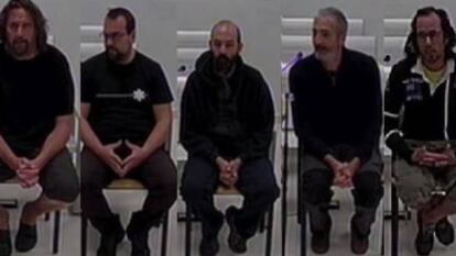 Jordi Ros (tercero por la derecha), junto a otros seis CDR acusados de terrorismo, durante su declaración en la Audiencia Nacional en enero de 2020.