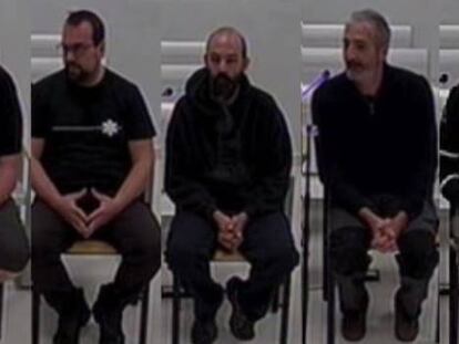 Jordi Ros (tercero por la derecha), junto a otros seis CDR acusados de terrorismo, durante su declaración en la Audiencia Nacional en enero de 2020.