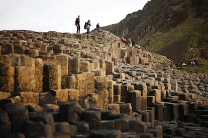 Varios visitantes en la Calzada del Gigante, en Irlanda del Norte.