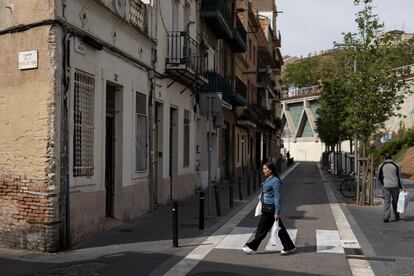 La calle de Burgos del barrio de Sants de Barcelona, el enclave más silencioso de la ciudad en la media que corresponde al horario de día, de 7 a 19 horas, en 2022. Al fondo, el cajón que esconde las vías del metro y del tren.