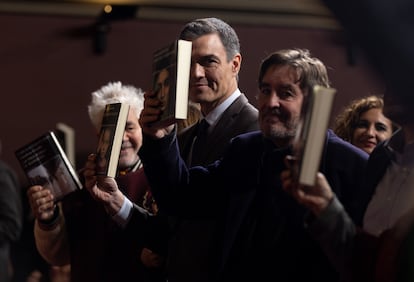 El presidente del Gobierno, Pedro Sánchez; el poeta Luis García Montero y el cineasta Pedro Almodóvar en un homenaje a la escritora Almudena Grandes en 2022.