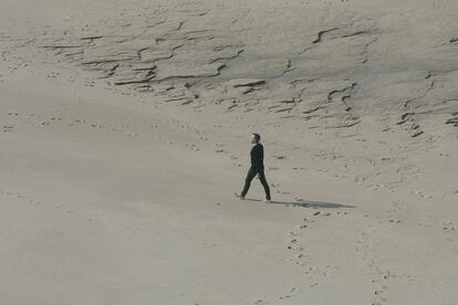 El escritor Manuel Vilas, en la playa de la ciudad portuguesa de Póvoa de Varzim, en 2019.