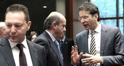 De Guindos (c) habla con Dijsselbloem en febrero.