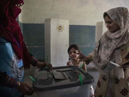 Una afgana deposita su voto para las elecciones presidenciales, este sábado en Kabul.