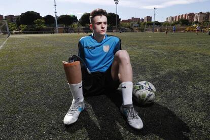 Javier Mejorada, primer futbolista federado en Madrid con una prótesis en una pierna, en el polideportivo Palomeras, en la capital.