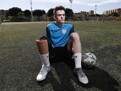 Javier Mejorada, primer futbolista federado en Madrid con una prótesis en una pierna, en el polideportivo Palomeras, en la capital.