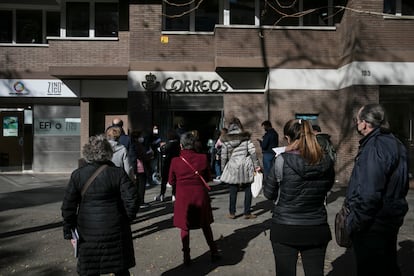 Ciudadanos formando cola, este lunes, ante una oficina de Correos en el Eixample, en Barcelona. / MASSIMILIANO MINOCRI