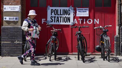 Una mujer sale de un colegio electoral durante la jornada de votación en Londres (Reino Unido) este jueves.