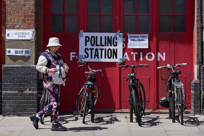 Una mujer sale de un colegio electoral durante la jornada de votación en Londres (Reino Unido) este jueves.