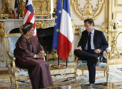 Nicolas Sarkozy conversa con la presidenta de Liberia, Ellen Johnson Sirleaf, ayer en el Elíseo.