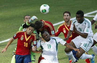 Valdés despeja un balón.