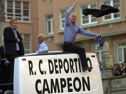 Lionel Scaloni, en A Coruña, lanza su chaqueta a los miles de aficionados del Deportivo para celebrar el título de Campeón de Liga en 2000.