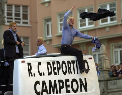 Lionel Scaloni, en A Coruña, lanza su chaqueta a los miles de aficionados del Deportivo para celebrar el título de Campeón de Liga en 2000.