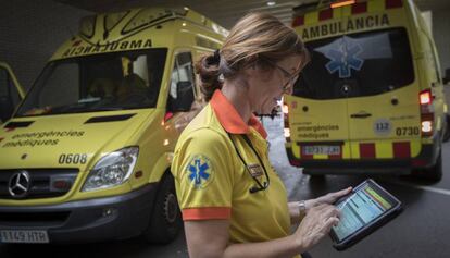 Una doctora cubre el parte asistencial de un paciente en la tablet