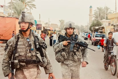 Jose Barco (al centro sosteniendo un arma) durante un operativo en Irak.