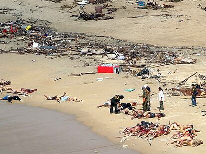 Decenas de cadáveres de turistas yacen en la playa de Khao Lak, en el sur de Tailandia, tras ser arrastrados por la marea.