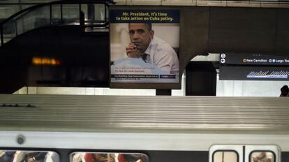 Un cartel en el metro de Washington reclama al presidente Obama que cambie la pol&iacute;tica hacia Cuba. 