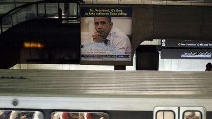 Un cartel en el metro de Washington reclama al presidente Obama que cambie la política hacia Cuba.