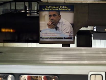 Un cartel en el metro de Washington reclama al presidente Obama que cambie la pol&iacute;tica hacia Cuba. 