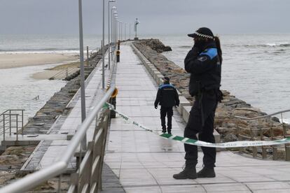 <b>Testigo de la tragedia.</b> En la imagen, dos agentes del dispositivo de búsqueda del joven de Foz. Un amigo que circulaba con el desaparecido en bicicleta se salvó porque pudo cogerse a algún elemento del mobiliario urbano.