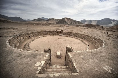 Un anfiteatro en Caral. Increíblemente, hace 5.000 años el culto al fuego ya utilizaba el Efecto Venturi (manejo de la energía del viento) para mantener las llamas sagradas.