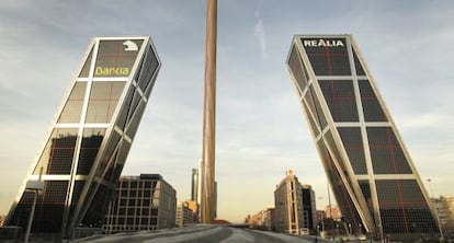 A la derecha, la torre coronada con la marca de la inmobiliaria Realia, en la plaza de Castilla (Madrid)