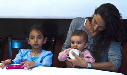 Maude Versini con sus hijas de su segundo matrimonio, Tara y Laura, en México, DF.