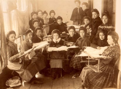 Alumnas de la Escuela de Artes e Oficios de Ferrol, a principios del siglo XX.