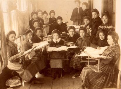 Alumnas de la Escuela de Artes e Oficios de Ferrol, a principios del siglo XX.