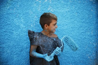 Un niño en la pintada de Boa Mistura, en la Cañada Real.