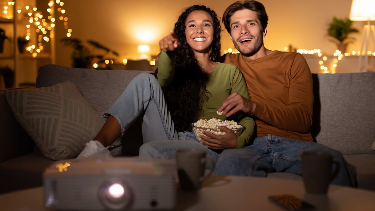 Un proyector portátil es ideal para disfrutar de películas y series en casa.