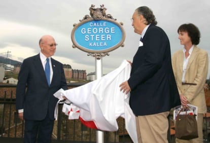 El hijo de Steer, George Barton (a la izquierda), y el alcalde de Bilbao, Iñaki Azkuna, descubren la placa de la nueva calle bilbaína junto a la nieta del periodista, Sophie.