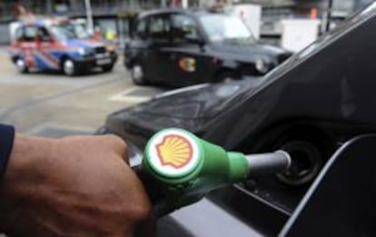 Una persona reposta gasolina en una estación de servicio de Shell en Londres, Reino Unido.