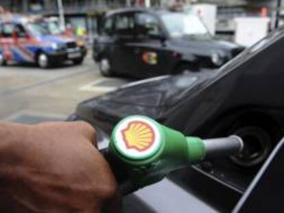 Una persona reposta gasolina en una estación de servicio de Shell en Londres, Reino Unido.